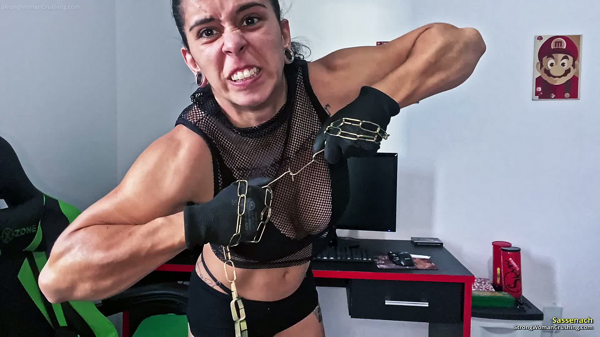 Sassenach breaks a chain with her strength