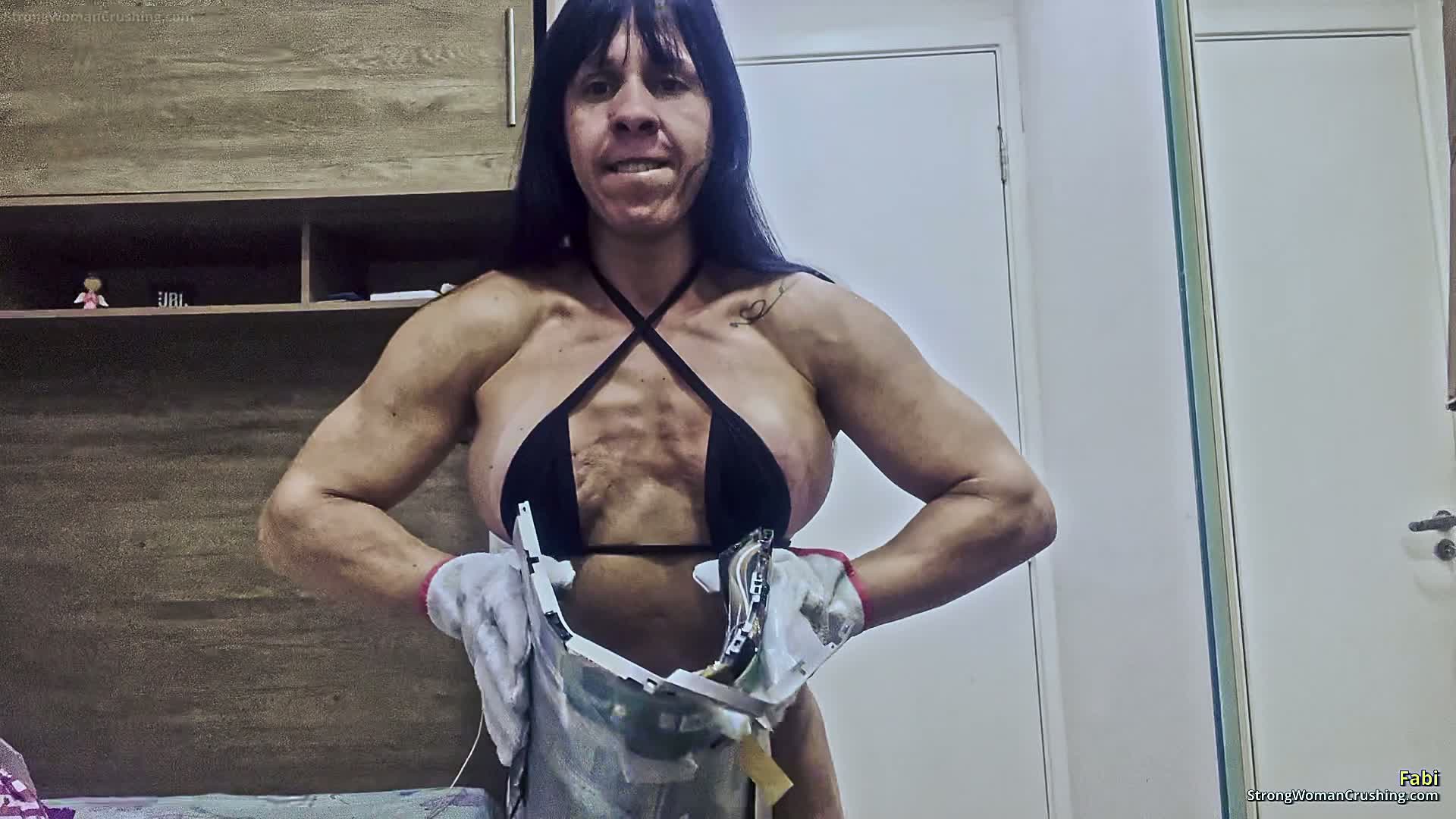 Fabi shows her strength and muscles destroying a TV for fun
