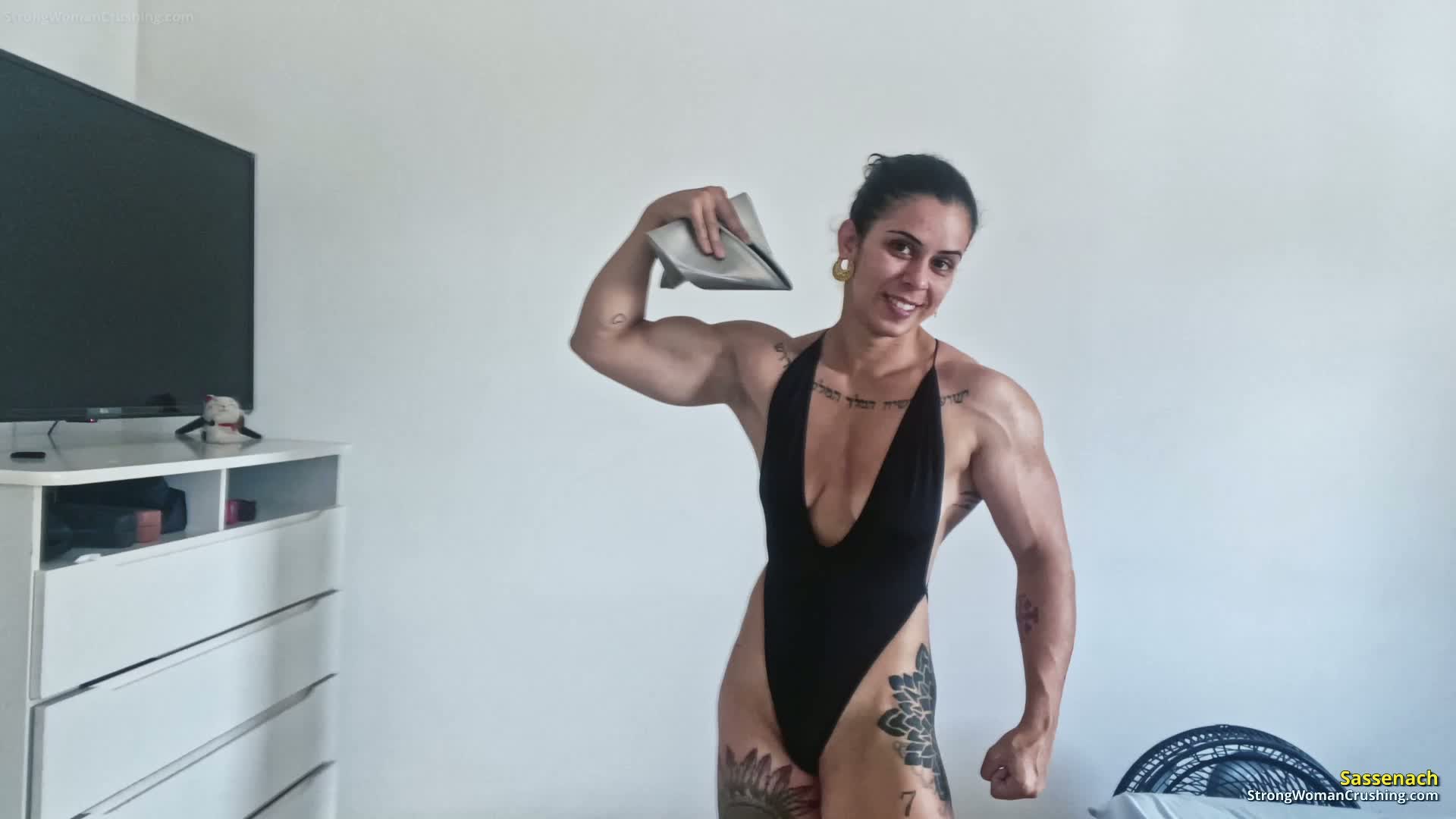 Sassenach Smash a Metal Pan with Her Muscles