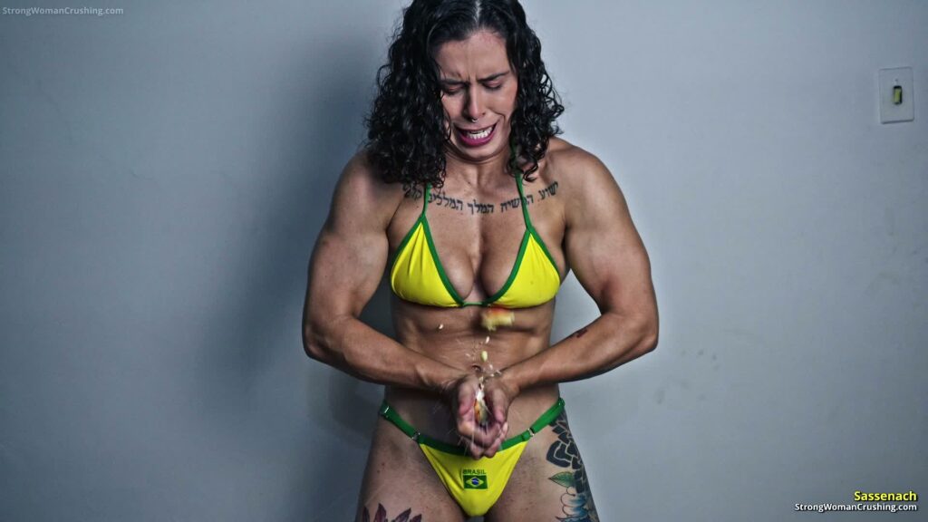Sassenach bursts apples in her muscles - muscular woman strength video